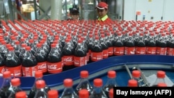 Botol-botol minuman ringan Coca-Cola di pabrik minuman itu di Cikedokan, Bekasi, 31 Maret 2015. Majelis Ulama Indonesia (MUI), 10 November 2023, mengeluarkan fatwa melarang Muslim membeli produk dari perusahaan yang mendukung Israel. (Foto: Bay Ismoyo/AFP, arsip)