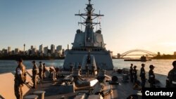 호주 해군 호바트급 유도미사일 구축함 ‘시드니(Sydney∙DDG 42)’함이 북한의 불법 해상활동 감시 등 다양한 작전에 참가하기 위해 지난주 베이스이스트 함대 본부에서 출항했다. 사진 = 호주 국방부