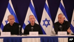 FILE - Dari kiri, Perdana Menteri Israel Benjamin Netanyahu, Menteri Pertahanan Yoav Gallant dan Menteri Kabinet Benny Gantz dalam konferensi pers di pangkalan militer Kirya di Tel Aviv, 28 Oktober 2023.