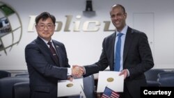 미한 핵협의그룹(NCG) 공동대표인 비핀 나랑(오른쪽) 미 국방부 우주정책수석부차관보와 조창래 한국 국방부 국방정책실장이 지난 12일 펜타곤(미 국방부 청사)에서 NCG 프레임워크 문서에 서명하고 악수하고 있다. (한국 국방부 페이스북)