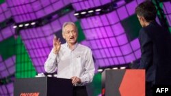 Britansko-kanadski kognitivni psiholog i IT naučnik Džefri Hinton — poznat kao "kum veštačke inteligencije" — razgovara sa tehničkim novinarom i izvršnim direktorom Atlantika Nikom Tompsonom, tokom konferencije Koližn u Torontu, 28. juna 2023. 