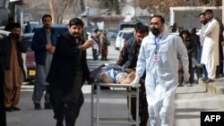 Paramedis menarik tandu yang membawa korban ledakan bom saat tiba di sebuah rumah sakit di Quetta pada 7 Februari 2024. (Foto: AFP)