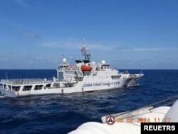 Sebuah kapal Penjaga Pantai China bermanuver di dekat kapal Penjaga Pantai Filipina BRP Teresa Magbanua dekat Scarborough Shoal di Laut Cina Selatan, Filipina, 8 Februari 2024. (Foto: via Reuters)