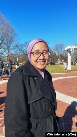 Risdiana, WNI yang akan menggunakan hak pilihnya di AS. (Foto: VOA Indonesia)
