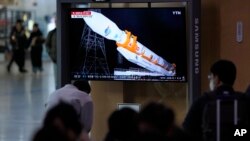 Layar TV menunjukkan laporan satelit mata-mata Korea Utara memasuki orbit dengan upaya peluncuran ketiganya tahun ini, dalam program berita di Stasiun Kereta Api Seoul di Seoul, Korea Selatan, Rabu, 22 November 2023. (Foto AP/Lee Jin-man)