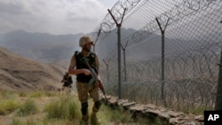 Pasukan militer Pakistan berpatroli di sepanjang perbatasan Pakistan-Afghanistan di pos penjagaan di distrik Khyber, Pakistan, 3 Agustus 2021. (Foto: Anjum Naveed/AP Photo)