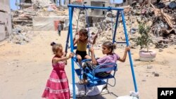 Anak-anak bermain di kamp pengungsi Jabalia di utara Jalur Gaza, pada 17 Juni 2024. (Foto: AFP/Omar Al-Qattaa)