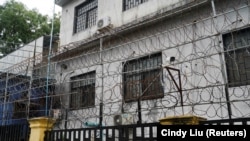 Sebuah rumah di Kota Sihanoukville, Kamboja, yang diduga menjadi tempat penampungan korban perdagangan manusia, saat penggerebekan oleh polisi, 21 September 2022. (Foto: Cindy Liu/Reuters)