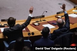 Anggota Dewan Keamanan PBB memberikan suara dalam pertemuan Dewan Keamanan tentang konflik antara Israel dan Hamas, di markas besar PBB di New York, AS, 25 Oktober 2023. (Foto: REUTERS/David 'Dee' Delgado)