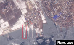 북한 남포 유류항을 촬영한 지난 2월12일 자 위성사진에 새 유류 부지 2개(원 안)가 보인다. 부두에는 새로운 접안 시설(사각형 안)이 건설 중이다. 사진=Planet Labs