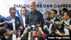 Calon presiden nomor urut tiga, Ganjar Pranowo menjawab pertanyaan dari wartawan di Gedung Dewan Pers pada Kamis (30/11) di Jakarta. (VOA/Indra Yoga)