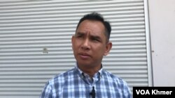 នាយកគ្រប់គ្រងកិច្ចការទូទៅអង្គការការពារសិទ្ធិមនុស្សលីកាដូលោក អំ សំអាត ថ្លែងទៅកាន់អ្នកកាសែត នៅក្រៅសាលាឧទ្ធរណ៍ភ្នំពេញ ថ្ងៃទី២២ ខែកុម្ភៈ ឆ្នាំ២០២៤។ (ហ៊ុល រស្មី/វីអូអេ)