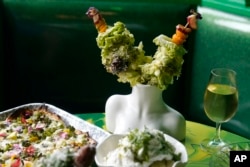 Hidangan Para Dewi (atas), di restoran Shuggie's Trash Pie, San Francisco, Rabu, 14 Juni 2023. (AP/Jeff Chiu)