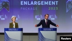 Ursula fon der Lajen i Oliver Varhelji na konferenciji za novinare u Briselu (Foto: REUTERS/Yves Herman)