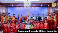 ທ່ານ ວຽງໄຊ ວິໄລກຸນ ຖ່າຍຮູບກັບນັກກິລາເຕະບານເຍົາວະຊົນລາວ ລຸ້ນບໍ່ເກີນ 11 ປີ.