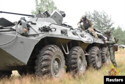 Pripadnik plaćeničke grupe Vagner i beloruski vojnik učestvuju u zajedničkoj obuci u vojnom kampu Brest, u Belorusiji, nedaleko od granice sa Poljskom, 20. jula 2022.