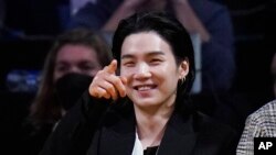 SUGA BTS saat menghadiri pertandingan NBA Los Angeles Lakers melawan Dallas Mavericks, Januari 2023 (dok: AP Photo/Jae C. Hong)