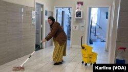 Fitria Tsabita - Koordinator tim relawan Spring Cleaning - ikut bersih-bersih. (foto: KA)