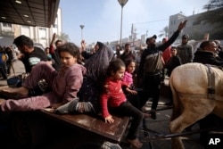 Arhiva - Palestinci ranjeni tokom izraelsko- Palestinians wounded during the Israeli bombardment of the Gaza Strip are brought over a donkey cart to the Nasser hospital in Khan Younis, Southern Gaza Strip, Jan. 22, 2024.