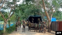 Personil Angkatan Darat India dan Assam Rifles dalam operasi pencarian senjata ilegal di desa Waroching di distrik Kangpokpi, 24 kilometer dari Imphal, 3 Juni 2023, menyusul kekerasan etnis yang sedang berlangsung di negara bagian Manipur timur laut India. (AFP)