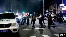 Petugas dinas keamanan Rusia (FSB) melakukan operasi antiteroris di Dagestan, Senin (24/6). 
