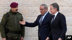 Sekretaris Jenderal Organisasi Pembebasan Palestina (PLO) Hussein al-Sheikh (tengah) menyambut Menteri Luar Negeri AS Antony Blinken ketika ia tiba di Ramallah, Tepi Barat, pada 7 Februari 2024. (Foto: AP/Mark Schiefelbein, Pool)