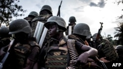 Basoda ya Mampinga ma RDC, FARDC, na manduki ma bango na motuka na na nzela ya bitumba na ba M23 na Oicha, territoire ya Beni, Nord-Kivu, 7 sanza ya zomi 2018.