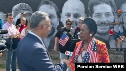 美国众议员希拉·杰克逊·李出席“让我们的家人回家运动”休斯敦壁画揭幕仪式时接受美国之音的采访。(2023年7月4日)