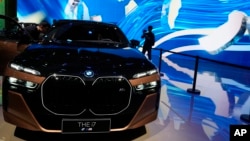 资料照：2023年上海车展上展出的德国BMW i7 M70L车型。（2023年4月19日）