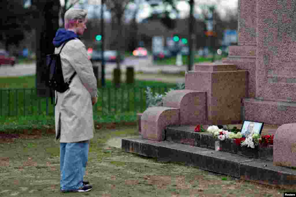 Odavanje počasti Alekseju Navalnom ispred zgrade ruske ambasade u Parizu (REUTERS/Gonzalo Fuentes)