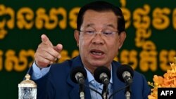 រូបឯកសារ៖ នាយករដ្ឋមន្ត្រីកម្ពុជា លោក ហ៊ុន សែន ថ្លែងនៅក្នុងពិធីសម្ពោធបើកដំណើរការនៃការដ្ឋានសាងសង់ផ្លូវល្បឿនលឿន​ចម្ងាយ ១៣៥គីឡូម៉ែត្រ ពីរាជធានីភ្នំពេញ ទៅក្រុងបាវិតនៃខេត្តស្វាយរៀង កាលពីថ្ងៃទី ៧ ខែមិថុនា ឆ្នាំ ២០២៣។ 