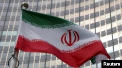 资料照：2023年6月5日，奥地利维也纳，伊朗国旗飘扬在国际原子能机构(IAEA)总部前。（路透社）