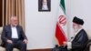 Pemimpin tertinggi Iran Ayatollah Ali Khamenei (kanan) melangsungkan pertemuan dengan pemimpin kelompok Hamas yang didukung Iran, Ismail Haniyeh di Teheran, Minggu (5/11). 