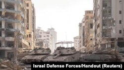 이스라엘군 탱크가 12일 팔레스타인 가자지구 시내에 배치돼 있다. 