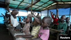 Bana bake bakima bitumba na kelasi moko na Bunia, Ituri, 26 sanza ya mibale 2005.