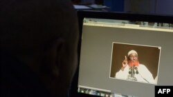 រូបឯកសារ៖ បុរសម្នាក់កំពុងមើល​រូប​មេដឹកនាំ​រដ្ឋអ៊ីស្លាមនៅសូម៉ាលី Abdulqadir Mumin នៅប្រទេសកេនយ៉ា កាលពីថ្ងៃទី១ ខែកញ្ញា ឆ្នាំ២០១៦។