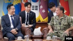 10일부터 이틀 일정으로 한국을 방문한 존 아퀼리노 미국 인도태평양사령관이 신원식 한국 국방장관과 이야기를 나누고 있다. 사진= 한국 국방부