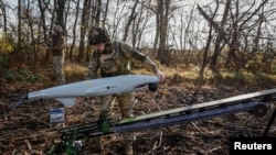 Prajurit Angkatan Bersenjata Ukraina, sedang memasang drone Shark sebelum diluncurkan di wilayah Kharkiv, Ukraina, 30 Oktober 2023. (Foto : REUTERS/Alina Smutko)