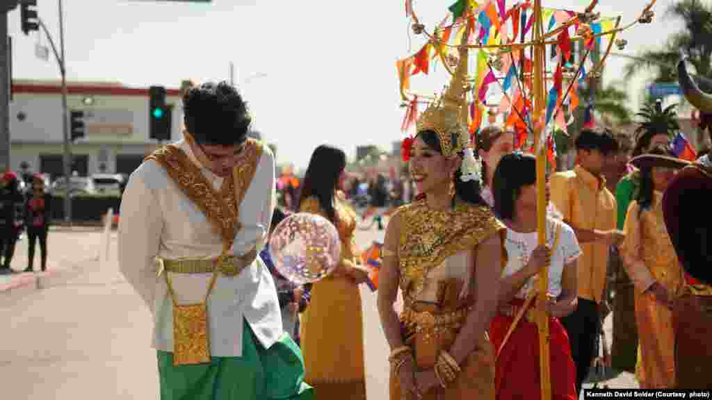 ពលរដ្ឋ​ខ្មែរអាមរិកាំងនិង​សហគមន៍នៅទីក្រុង Long Beach រដ្ឋកាលីហ្វ័រញ៉ា បាន​ដើរហែក្បួន​វប្បធម៌​ប្រចាំឆ្នាំ​ដើម្បី​អបអរ​សាទរ​ពិធី​បុណ្យ​ចូល​ឆ្នាំ​ប្រពៃណីខ្មែរ កាលពីថ្ងៃទី ៧ ខែមេសា ឆ្នាំ២០២៤។ (រូបថតដោយ Kenneth David Snider) 