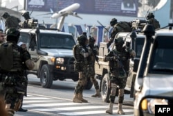 Personel keamanan Afghanistan tiba di bandara Kabul saat mereka bersiap menyambut dua mantan tahanan yang ditahan di pusat penahanan AS di Teluk Guantanamo, di Kabul, 12 Februari 2024.(Wakil KOHSAR / AFP)