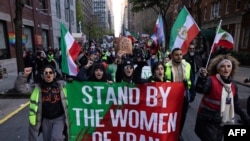 뉴욕의 시위자들이 히잡 미착용으로 체포된 뒤 의문사한 마흐사 아미니 사건과 관련해 유엔에 이란 여성 보호를 위한 조치를 취하라고 촉구하고 있다.