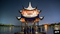 游客在中国杭州举办第19届亚运会前游览西湖。(2023年9月18日)