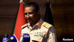 Kiongozi wa Kikosi cha Dharura Mohamed Hamdan Dagalo akizungumza katika mkutano na vyombo vya habari.huko Khartoum. Picha na REUTERS/Mohamed Nureldin Abdallah