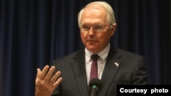 Arhiva - Ambasador SAD u Beogradu Kristofer Hil govori tokom svečane dodele američkih vojnih medalja JSAM pripadnicima Vojske Srbije, u Ambasadi SAD u Beogradu, 17. aprila 2024. (Foto: FoNet)