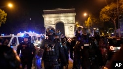 2023 年 7 月 1 日，警察在巴黎香榭丽舍大街凯旋门前巡逻。