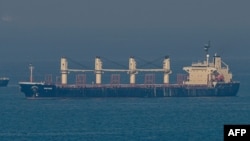 ARHIVA - Teretni brod "Rubimar" fotografisan na ulazu u Bosfor, u Crnom moru, severno od Instanbula, 2. novembra 2022. (Foto: AFP/Ozan Kose)