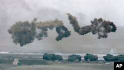 Militer Taiwan menggelar latihan tahunan militer Han Kuang di dekat pantai di Kota New Taipei, Taiwan utara, 27 Juli 2023. China menuduh AS mengubah Taiwan menjadi "depot amunisi" setelah memberi paket bantuan militer senilai $345 juta untuk Taipei.(Foto: AP)