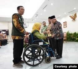 Ahmad Ma'ruf bersama Kuni Fatonah menerima penghargaan Anugerah revolusi mental dari kementrian PMK, diserahkan oleh Wakil Presiden, Makruf Amin (dok. pribadi).