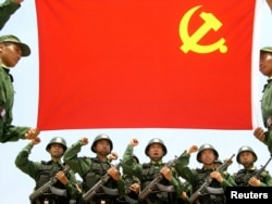 资料照:中国军队士兵向中共党旗宣誓。