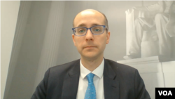 Експерт зауважує, що новим законопроектом Палата представників намагається змусити адміністрацію Байдена оголосити стратегію перемоги України. Фото: старший науковий співробітник Гудзонівського Інституту Деніел Кохіс, Голос Америки